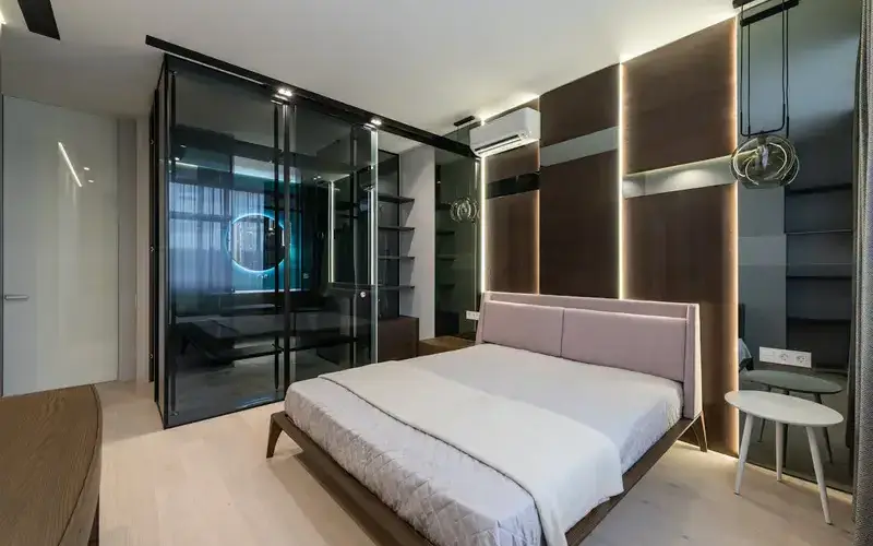 Hotel master bedroom, symbolizing Toronto hotels